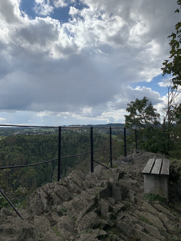 Aussichtsplatz mit Sitzbank auf den Bergen des Höllentals im Frankenwald