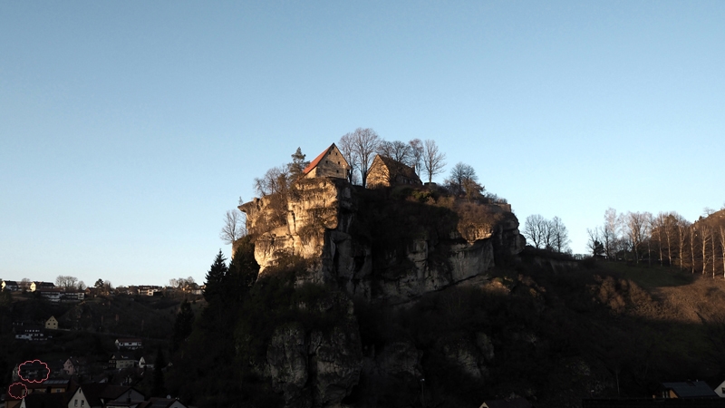 Blick beim Wandern in Pottenstein auf ein Haus auf dem Felsen